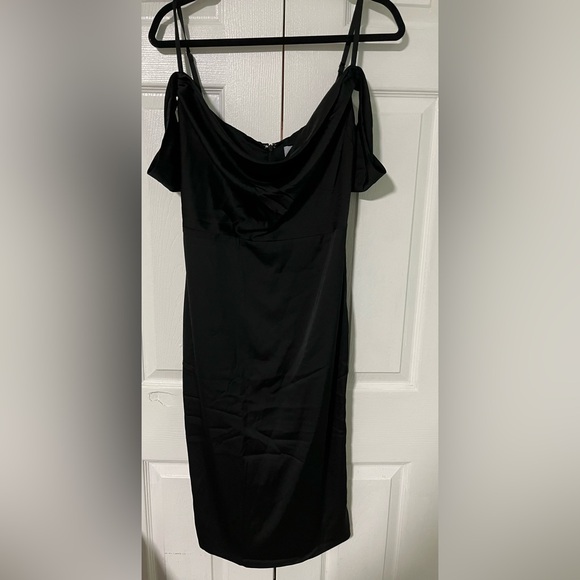 Oh Polly Giada Cowl Sleeve Midi Dress in Black - Picture 5 of 6